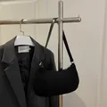 Bolso baguette de ante negro con hebillas plateadas y diseño de hombro elegante - Negro