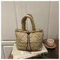 Beigefarbene Stepptasche mit Herz-Stickerei und kontrastierendem Kordelzugverschluss - Khaki
