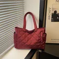 Bolso tote acolchado burdeos con diseño de rombos y gran capacidad para mujer - Rojo