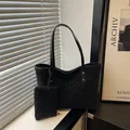 Elegante borsa tote leopardata scura con mini pochette e dettagli di borchie dorate - Nero