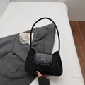 Bolso de hombro negro con patrón de cocodrilo y lazo plateado en traje gris - Negro