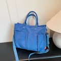 Dunkelblaue Cord-Tragetasche mit mehreren Fronttaschen und verstellbarem Schultergurt - Blau