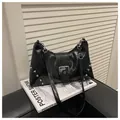 Bolso de hombro elegante en charol negro con tachuelas y hebilla de metal grande - Negro