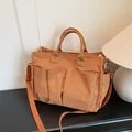 Braune Cord-Tragetasche mit Multi-Taschen-Design und verstellbarem Schultergurt - Braun