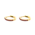 Goldene Huggie-Ohrringe mit roten Zirkon-Steinen für einen edlen Minimalismus-Look - Januar Rot - Gold
