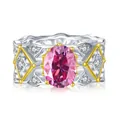 Détail d'une bague vintage en argent avec moissanite rose ovale 2ct et motifs floraux - Rose