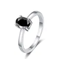 Anello in argento sterling 925 con gemma nera taglio ovale e castone a quattro griffe - Nero