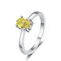 Dettaglio della moissanite gialla a taglio ovale su anello in argento 925 a quattro griffe - Giallo Limone
