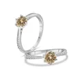 Gros plan d'une bague en argent S925 avec moissanite champagne et serti couronne 6 griffes - Jaune d'Origine
