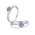 Détail d'une bague en argent S925 avec une pierre violette sertie de six griffes - Mauve Clair