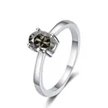 Anello in argento 925 con moissanite grigia ovale e incastonatura classica a quattro griffe - Grigio
