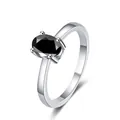 Anello in argento 925 con grande gemma nera ovale e incastonatura a quattro griffe - Nero