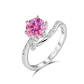Macro-opname van S925 zilvermerk en de zetting van de roze moissanite bypass ring - Maat 5 / Asymmetrische Gestroomlijnde Stijl (25-13-R-1CT)