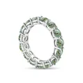 Makroaufnahme des S925 Sterlingsilber Eternity Rings mit bunten runden Steinen und Gravur - Mehrfachschliff Petrol