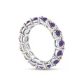 Nahaufnahme der S925 Sterling Silber Eternity Ring mit lila Moissanit Steinen - AB-Farbe