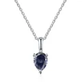 Dettaglio macro di un ciondolo in moissanite blu a goccia da 1 carato in argento S925 - Blu zaffiro