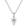 Dettaglio del ciondolo moissanite a goccia da 1 carato con montatura a tre griffe in argento - Moissanite Bianca (Colore D) / Bianco