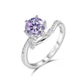 Dettaglio macro del marchio S925 in argento e moissanite viola con sei griffe - US 5 / Stile Bypass Viola a Sei Griffe (25-13-R-1CT)