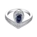 Dettaglio dell'anello con gemma blu a goccia e incastonatura pavé in argento lucido - Blu zaffiro