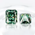 Macro-opname van twee radiant geslepen moissanite stenen in diep smaragdgroen - Radiant Slijpvorm / 5x7mm(1kt) Met GRA Certificaat