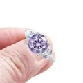 Anello a tre pietre in argento S925 con una grande moissanite viola e pietre laterali a goccia - US 5 / Stile Viola a Tre Pietre (22-9-R-3CT)