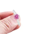Ring aus S925 Sterlingsilber mit rosa Moissanit im Rundschliff und Sechs-Krallen-Fassung - Größe 5 / Rosa Runder Sechs-Krappen-Stil (22-1-R-1CT)