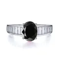 Detalle de anillo con piedra negra ovalada y diamantes laterales de corte baguette en plata - Talla US 5 / Negro