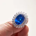 Makro-Detail des königsblauen Edelsteinrings mit funkelnder Diamant-Halo-Fassung - US 5 / Royalblau