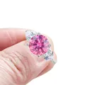 Rosa Moissanit Ring mit birnenförmigen Seitensteinen aus echtem S925 Sterlingsilber - Größe 5 / Drei-Stein-Rosa-Moissanit-Stil (22-9-R-3CT)