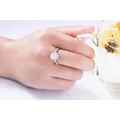 Eleganter 1,5-Karat-Ring aus 925er Silber mit Moissanit-Ovalschliff an einer Hand - Silber / US 5