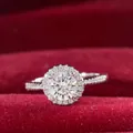 Macro d'une bague en moissanite noire en argent S925 sur velours rouge luxueux - Taille HK 10 / Style Moissanite Blanche (0.5 Carat)