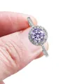 Elegante anello in argento 925 con moissanite tonda viola e montatura halo scintillante - US 5 / Stile Halo Viola Dorato (18-7-R-1CT)