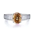 Anillo de lujo con moissanita champagne ovalada y piedras laterales baguette en oro blanco - Talla US 5 / Champán
