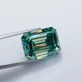 Radiant geslepen cyaan moissaniet steen vastgehouden door pincet met smaragd facetten - Emerald Slijpvorm / 6x8mm(2kt) Met GRA Certificaat
