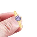 Anello in argento S925 dorato con moissanite viola chiaro e montatura a sei griffe - US 5 / Stile Viola a Sei Griffe (22-1-R-1CT)