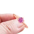 Roze moissanite ring in roségoud met gedraaide band en 925 zilver met zes-klauwzetting - Roségouden Gedraaid Touw Stijl (19-12-R1CTROSEGOLD)