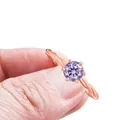 Anello in argento S925 oro rosa con moissanite rotonda viola chiaro e fascia a spirale - US 5 / Stile Intrecciato Oro Rosa Viola a Sei Griffe (19-12-R1CTROSEGOLD)