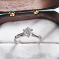 Makroaufnahme von S925 Moissanit Ring mit Sechs-Krallen-Fassung und Pavé-Band - HK Größe 15 / Pflaumenschliff (0,5 Karat)