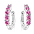 Detail van S925 zilveren oorringen met vijf roze zirkonia stenen en glanzende afwerking - Roze Rij Stijl
