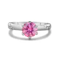 Roze moissanite ring met zes-klauw zetting op een fonkelende 925 zilveren band - Zijsteen Zespoot-stijl (22-7-R1CT)