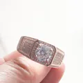 Détail d'une bague pour homme en or rose avec une grande moissanite et pavé de diamants - Taille US 7 / Or Rose Blanc avec Grande Pierre