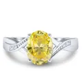 Détail macro d'une bague en argent S925 avec pierre jaune ovale et anneau croisé - Jaune Citron