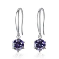 Λεπτομερής όψη των μωβ σκουλαρικιών moissanite με δέσιμο έξι προεξοχών σε ασήμι S925 - 0.5CTx2 / Βιολετί Μπλε