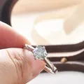 Makroaufnahme des S925 Sterlingsilber-Moissanit-Rings mit sechs Zacken und Akzentsteinen - HK Größe 15 / 0.5 Karat (Pflaumenblütenschliff) (ai-Kleiner Hauptstein) / Blau