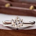 Detailansicht der S925 Sterlingsilber Ring mit Sechs-Zacken-Fassung und Moissanit-Diamant - Kirschblütenschliff (0,5 Karat) / HK Größe 15