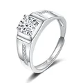 Nahaufnahme des 1-Karat-Moissanit-Rings mit Vier-Krallen-Fassung und verstellbarem Silberband - Einstellbar Offen / Weiß