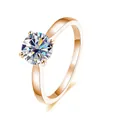 Anillo de moissanita de 2 quilates en oro rosa con engaste de cuatro garras y diamante redondo - US 5 / Oro Rosa - Ocho Corazones y Flechas Blanco