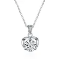 Detalle del collar con colgante de corazón con moissanita redonda y cadena de plata - 1 quilate, 6,5 mm / Blanco