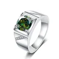 Detailweergave van een herenring met groene moissaniet en zijdelingse diamantaccenten - US 7 / 1 ct / Donkergroen
