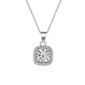 Detail van zilveren ketting met vierkant halo-ontwerp en ronde moissanite edelsteen - Wit